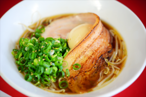 お肉と卵とネギが乗っているラーメン