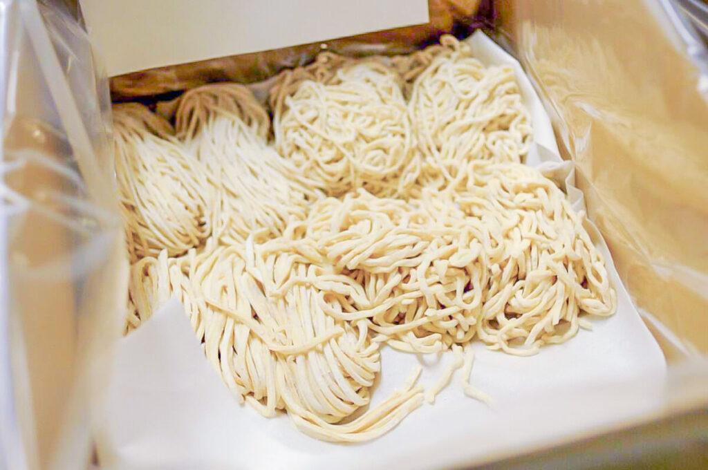 製麺されたラーメンの麺
