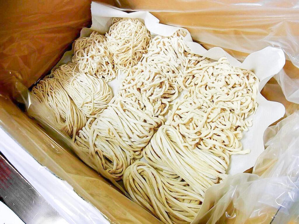 製麺されたラーメンの麺