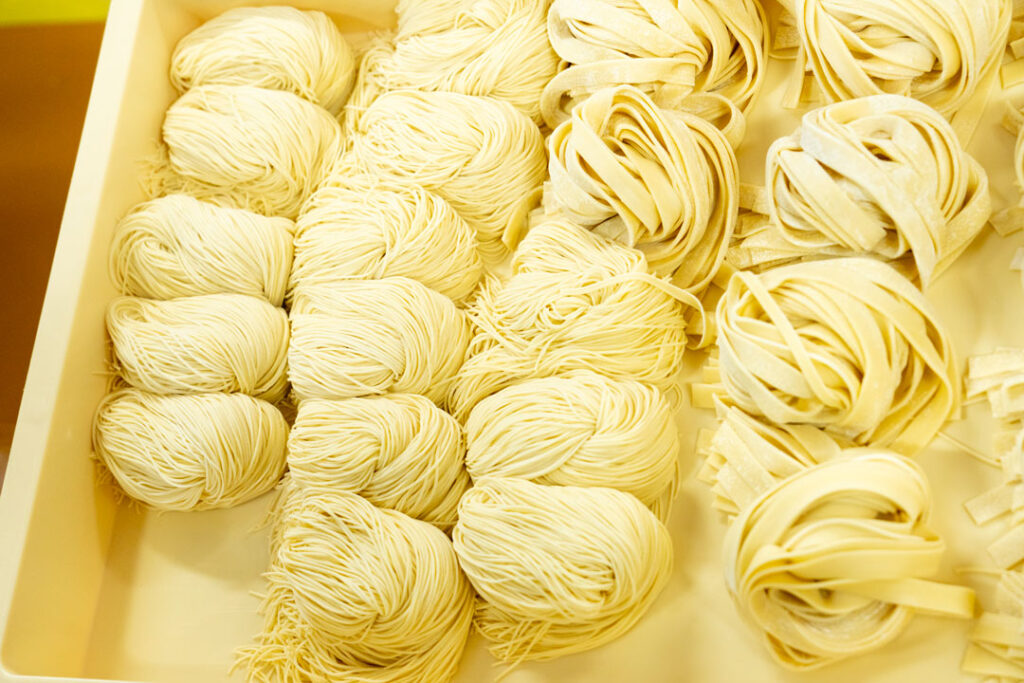 パン箱にラーメンの麺が入っている