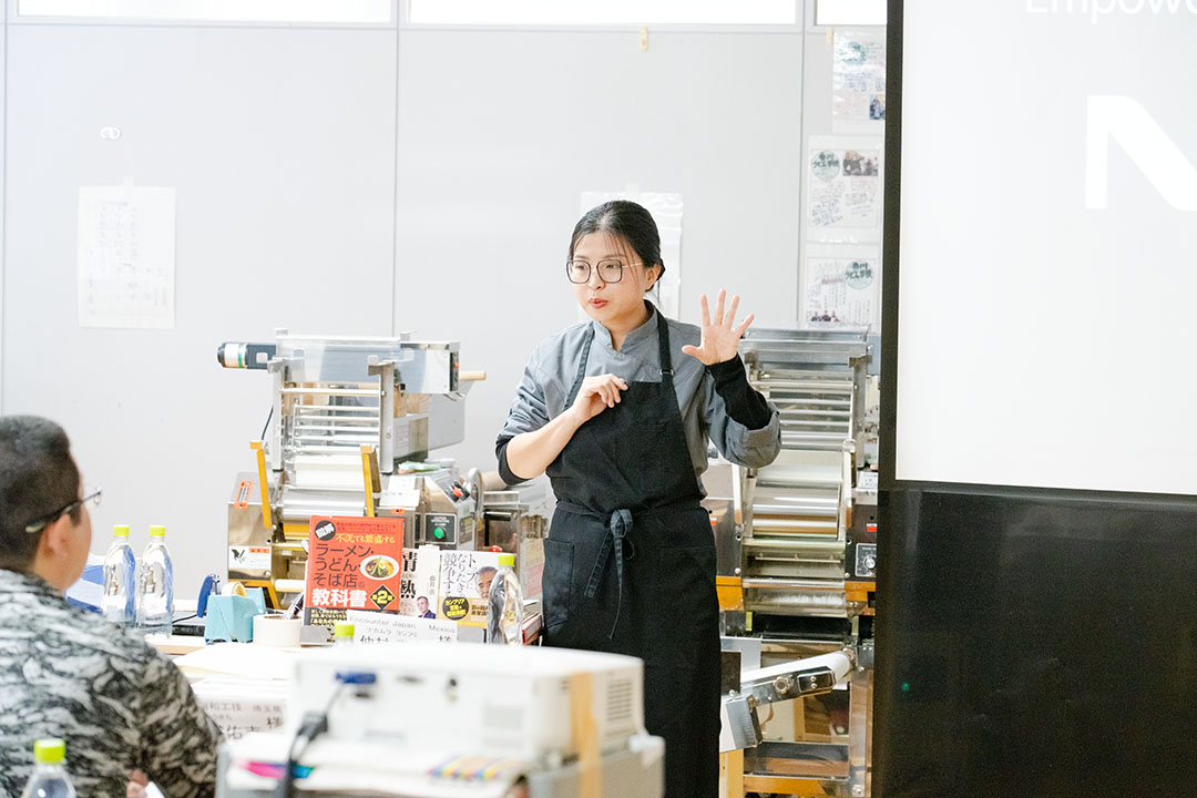 ラーメン学校の講師と生徒