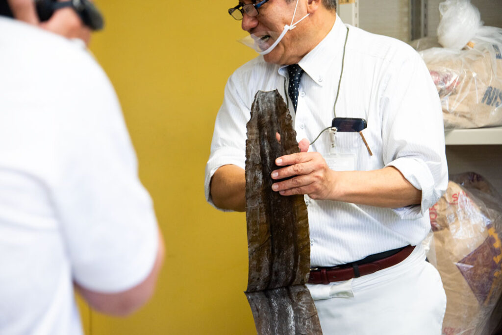 大和うどん学校での出汁講習のシーン｜昆布を持っている