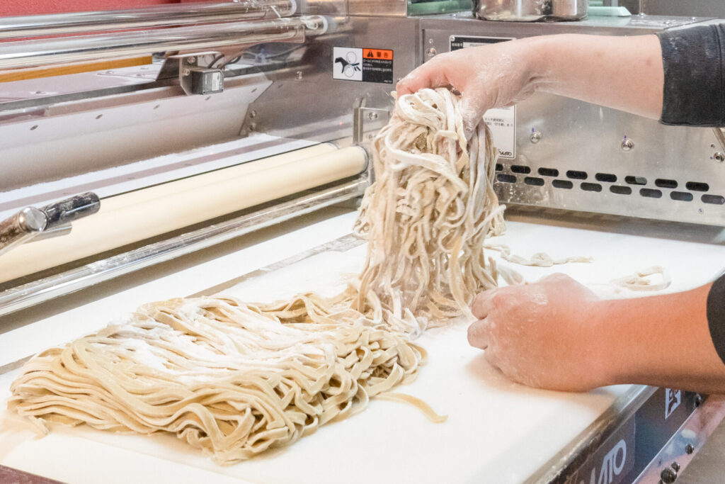 らーめん一完歩様｜そば製麺機坂東太郎使用している 麺線カットされたものを手もみしている