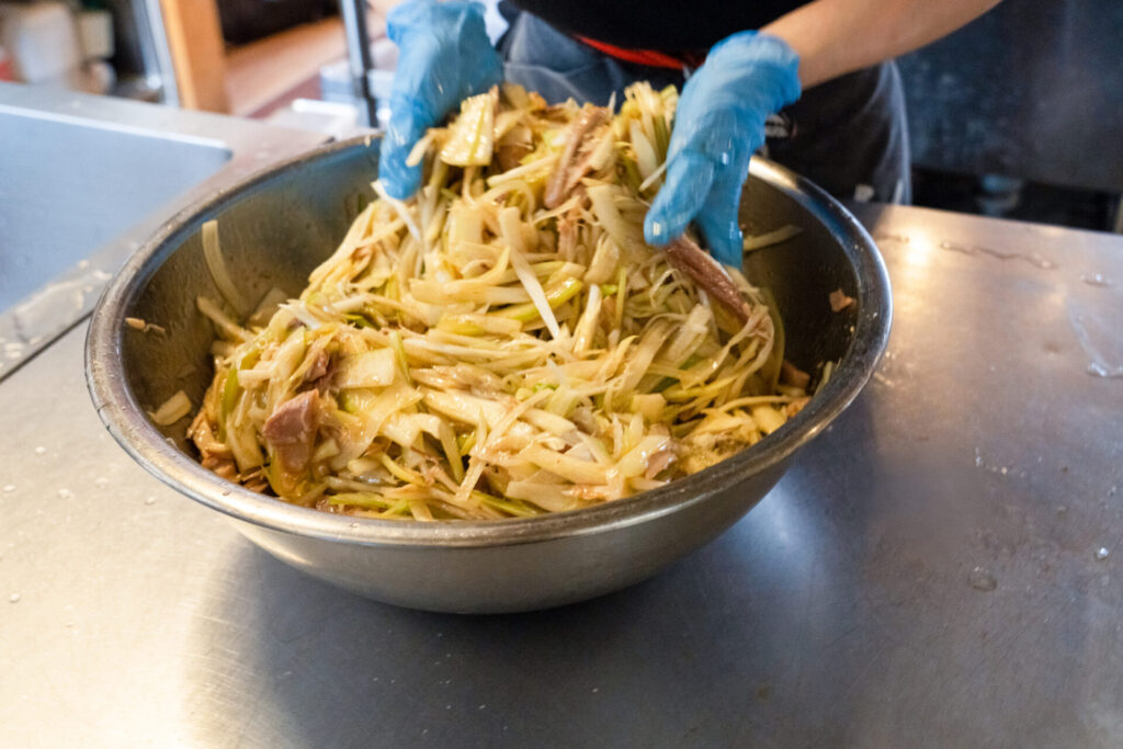 らーめん一完歩様｜ラーメンの具材を混ぜる