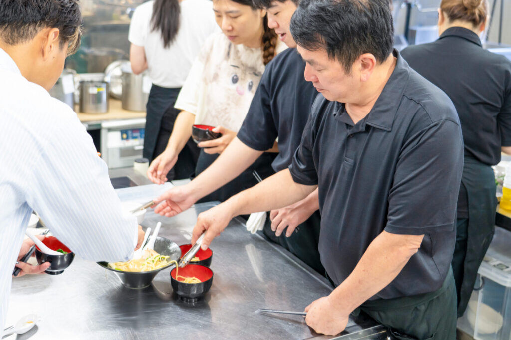 2025年7月開催分|生徒さんがラーメンの食べ比べを行っている