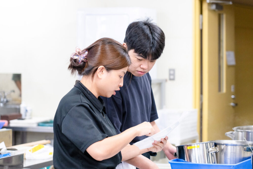 2025年7月開催分|大和ラーメン学校講師が、生徒に対して、アドバイスや指導を行っている