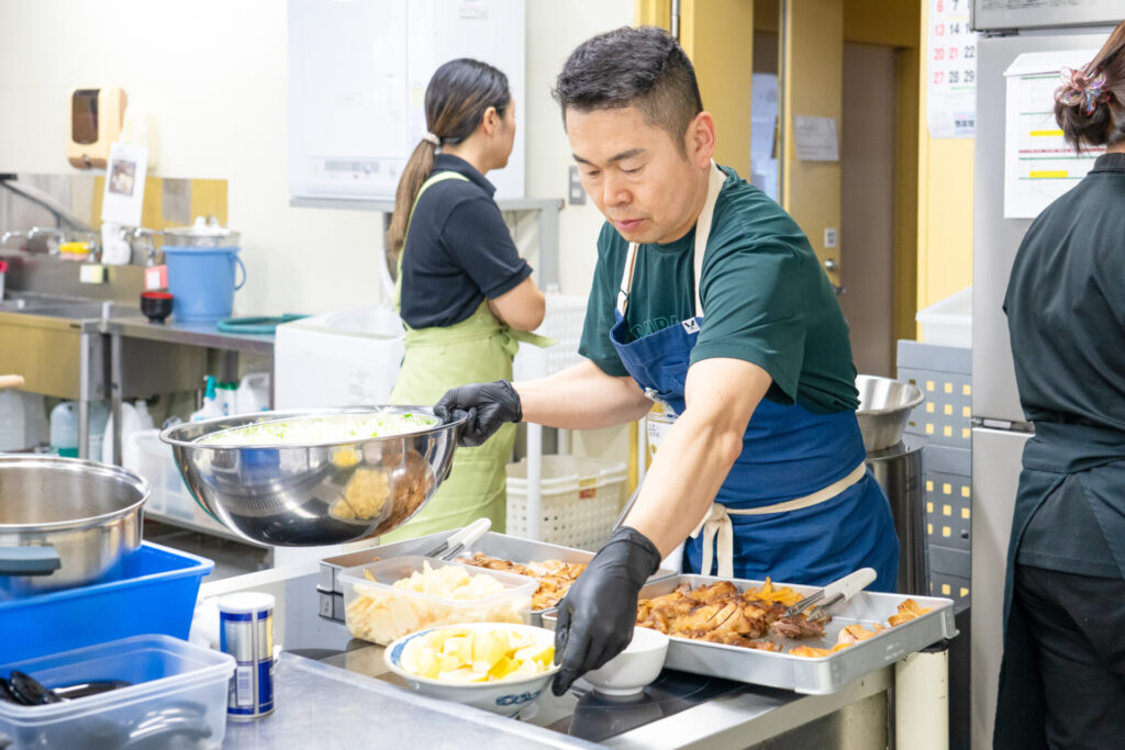 2025年7月開催分|生徒さんがラーメンに入れる具材を取り揃えている