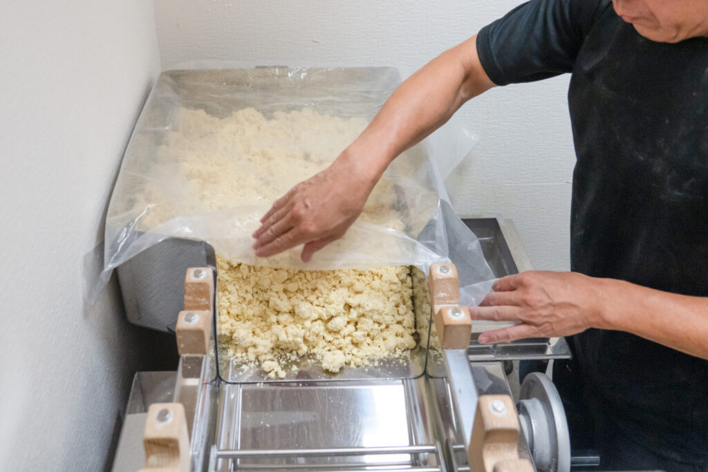 麺屋凩様|ラーメン製麺機リッチメンⅠ型を使って、ミキシング後の製麺の様子