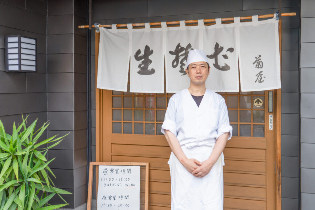 麺処菊屋様｜オーナー様と前面写真の様子