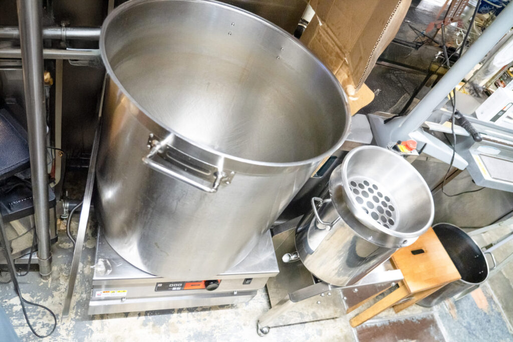 麺屋凩様、寸胴とスープ漉し機「リッチスープ」