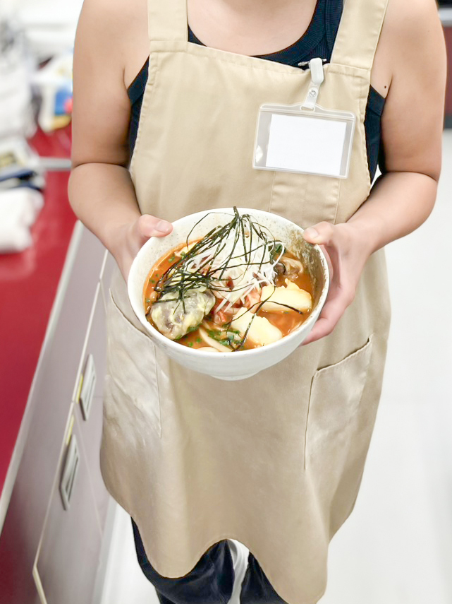 9月東京開催の大和うどんそば学校の生徒さんが、うどんを持っている