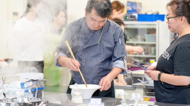 2025年7月開催分｜最終日の模擬店舗の様子、生徒さんがラーメンを作っている