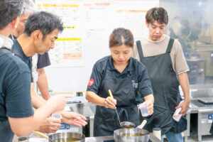 大和うどん学校の生徒さんと、講師がダシの調整を行っている
