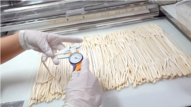 udon-noodle-making-now-1